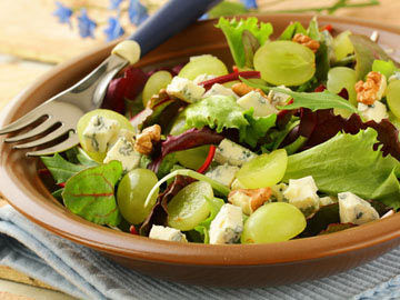 Mixed Greens with Walnuts and Grapes